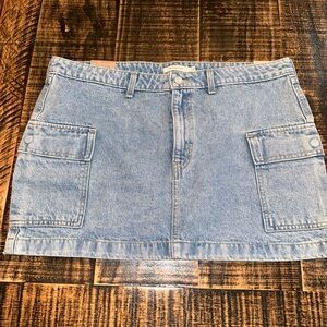 Levi’s size 32 NWT 94’ Cargo Skirt